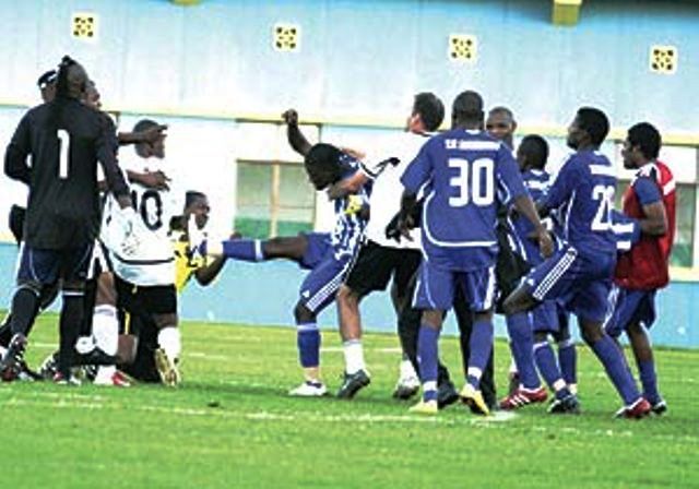 Trésor Mputu en train d'agresser l'arbitre. Kagame Cup 2010